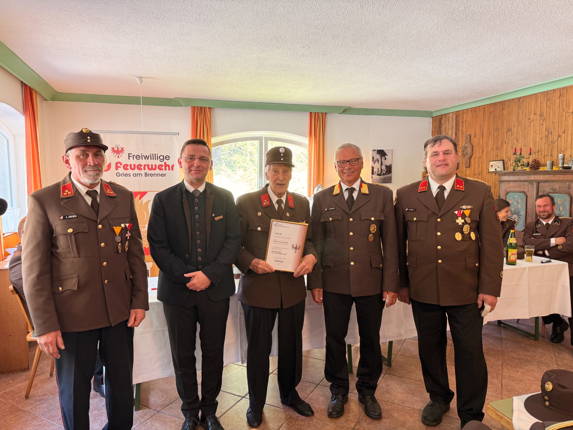 v.l.: Kdt. HBI Andreas Jenewein,, BGM HLM Karl Mühlsteiger, HFM Heinrich Salchner, BFKDT OBR Thomas Reiner, Kdt. Stv. OBI Josef Grasl