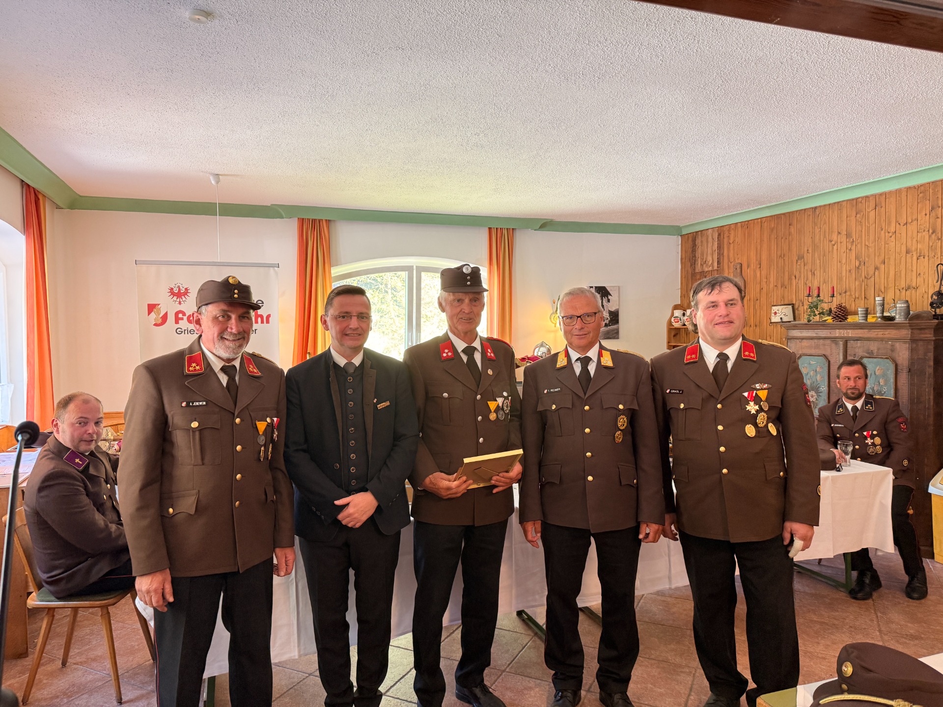 v.l.: Kdt. HBI Andreas Jenewein, BGM HLM Karl Mühlsteiger, HFM Alois Kerschbaumer, BFKDT OBR Thomas Reiner, Kdt. Stv. OBI Josef Grasl