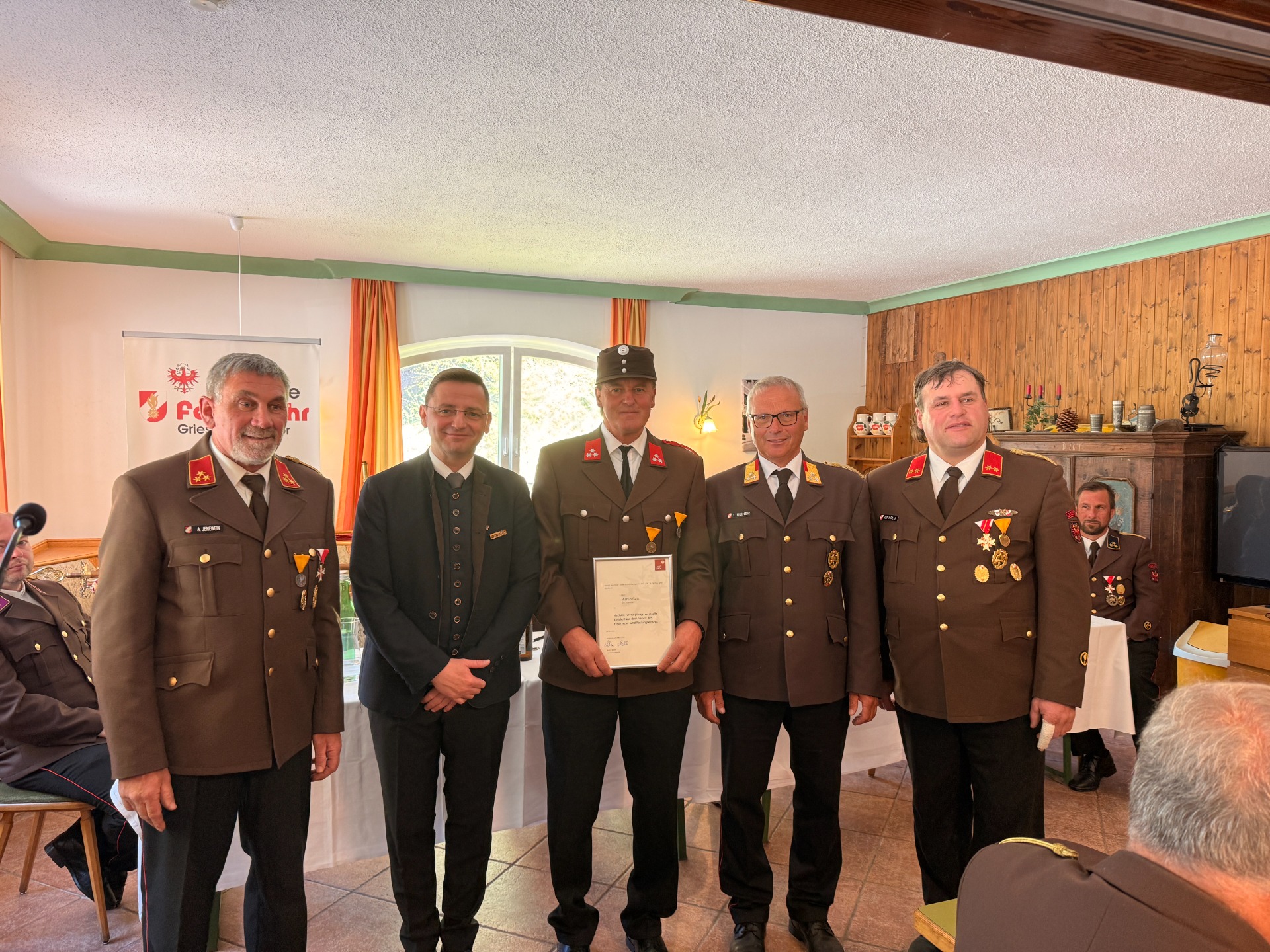 v.l.: Kdt. HBI Andreas Jenewein, BGM HLM Karl Mühlsteiger, HFM Martin Gatt, BFKDT OBR Thomas Reiner, Kdt. Stv. OBI Josef Grasl